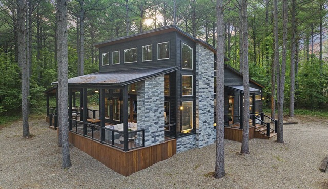 Into The Woods Cabin /Modern Family Cabin/Arcade, Hot Tub, Playset in Broken Bow