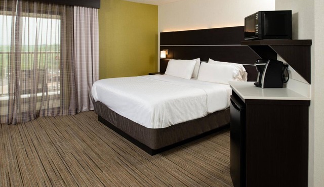 Inviting Room w/Breakfast for Families Near Newport Aquarium – 15 Minutes Away in Cincinnati