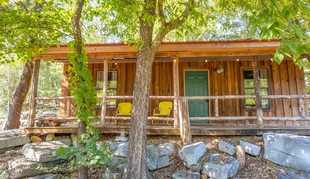 Jack's Bend-bluff side retreat on South Sylamore Creek with fire pit & deck in Mountain View
