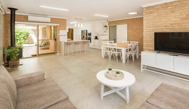 Just Beachy- Large yard, BBQ, WIFI in Abbey