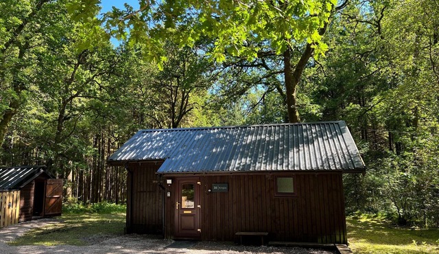 KINGLAS CABIN is in a lovely, peaceful location deep in the forest, with hot tub in Dalavich