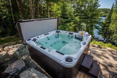 Lake and Pool Table - Au Pied du Lac in Labelle