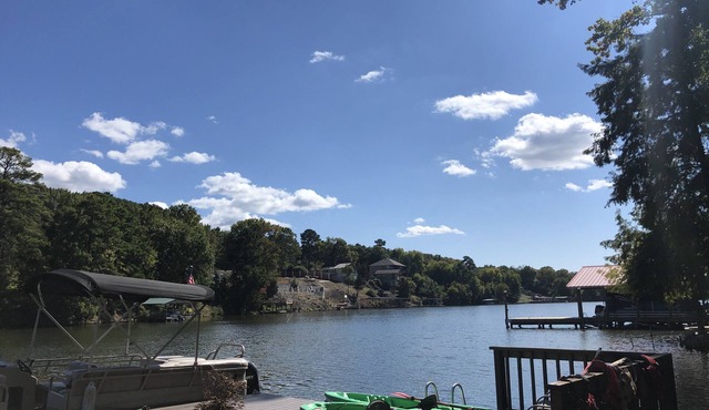 Lake Hamilton Lakefront Retreat-Spacious & Stylish, National Park Views, Kayaks in Hot Springs