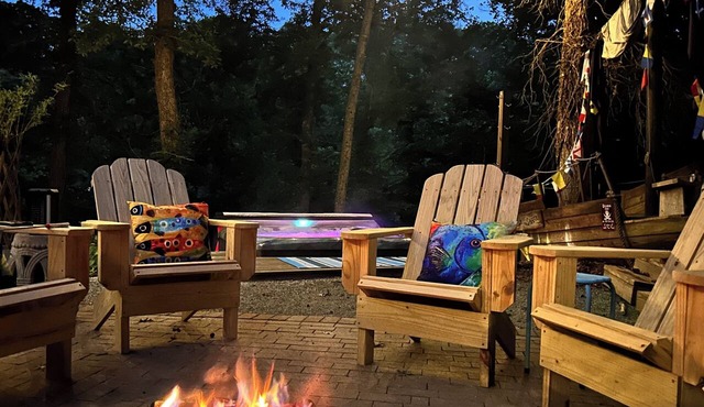 Lake Lanier Fall & Holiday Escape Hot Tub, Fire Pit, Chef's Kitchen in Gainesville
