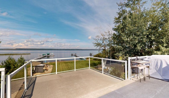 Lakefront 1/2 acre Wabamun 5 bed 2 bath cabin in Fallis