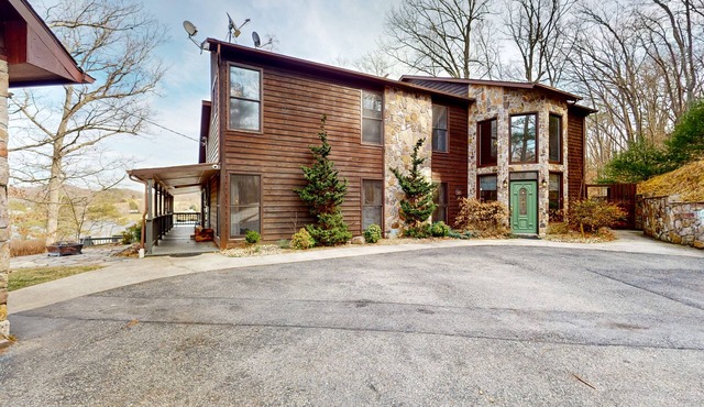 Lakefront home with lake views, kids game room, docks, deck, grill, kayaks, W/D in Pulaski