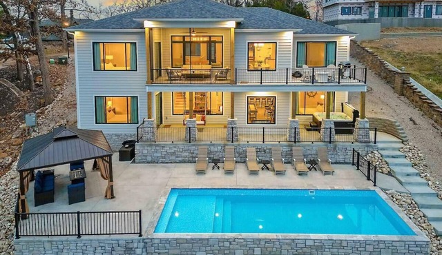 Lakefront Luxury House: Pool, Hot Tub & in Osage Beach