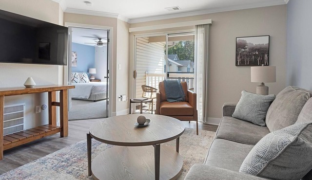 Landing | Spectacular 2BD, Pool, Clubhouse in Eureka