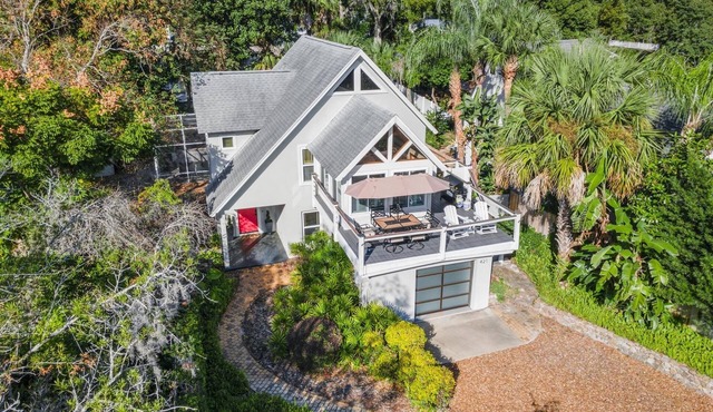 Langoon Lodge 4-BR 3-BA, 8 beds. Walk to DT&Lake in Mount Dora