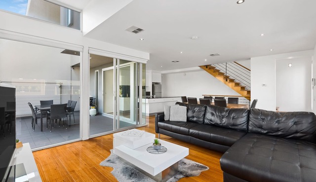 Large 3 level townhome, sleeps 10, 500m to beach in Port Melbourne