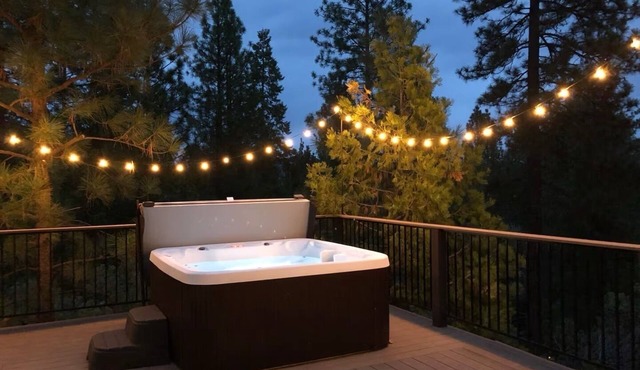 Large Deck Spa Games Vaulted Ceiling Cabin near Yosemite in Groveland