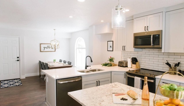Large Home, 4 bds, 3.5 bths, complete remodeled: luxurious amenities.see pics in Cottonwood Heights