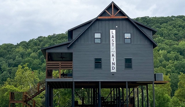 Last of My Kind—NEW modern cabin on the Caddo River and 30 min from Camp Ozark! in Glenwood