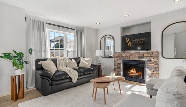 Le Mardi| Fire Pit | Fenced Backyard | AC in Calgary