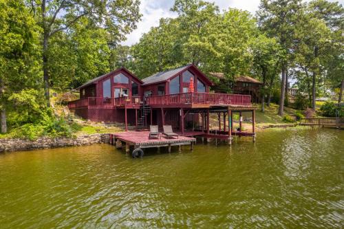 Liam’s Lodge-Peaceful Cabin Panoramic Lake Views in Hot Springs