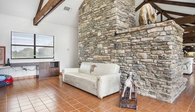Little Montana Ranch House in Utopia