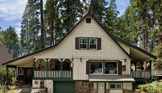 LOCATION, LOCATION, LOCATION! Charming West Village Cabin In Town- 2 Miles/Lake. in Shaver Lake