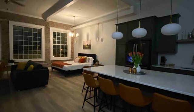 Loft Apartment on Main Downtown - Sleeps 4 in Du Quoin