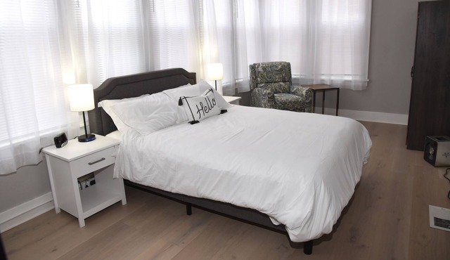 Lower Level HUGE 2 Bedroom Apartment Pet Friendly and Free Laundry in Unit in Burlington