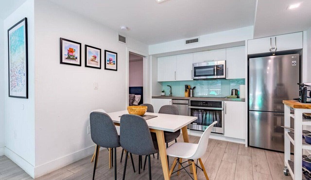 Lux 2-Bedroom w/Parking – 6 Blocks from Lincoln Rd in Miami Beach