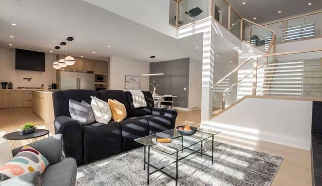 Luxe Elite Escape 8 bdrm near Lake! in Chestermere