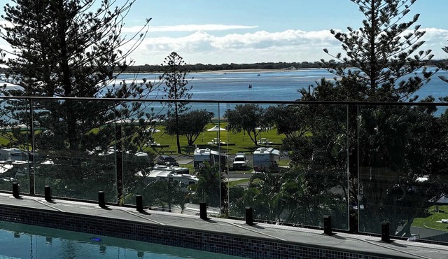 Luxe Marine Quarter Southport Ocean View Apartment, Free Parking and Pool in Southport