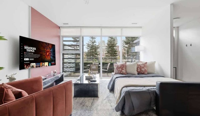 Luxurious 4BR Oasis Walk to CN Tower Entertainment in Toronto