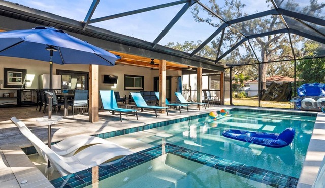 Luxurious 6B/6.5Bath in Temple Terrace | Screened Heated Pool I Sleeps 16 in Tampa