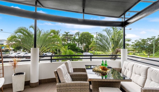 Luxurious Beachside Oasis with Ocean Views and a swimming pool, Wifi and linen included in Currumbin