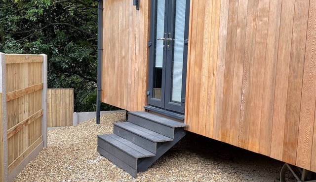 Luxurious Canal-side mini lodge in Llangollen. in Llangollen