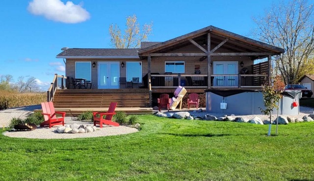 Luxury 1900sf lake front cottage c/w game room, hot tub, pool, near golf course in St. Laurent