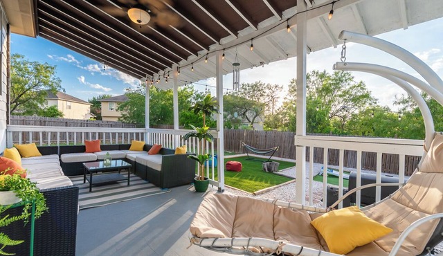Luxury 6BR home with Game Room & Fire Pit & Mini golf by Lackland AFB & SeaWorld in San Antonio