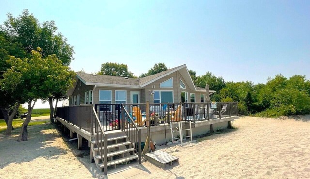 Luxury Cabin with Private Beach. Right on the water! in Woolands