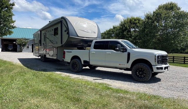 Luxury Camping in A spacious RV ,nWith plenty of room and king size bed, in Monterey