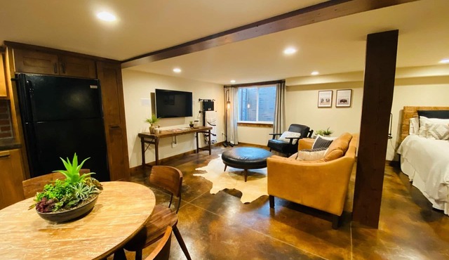 Luxury Cellar Apartment with Private Patio and Hot Tub in Wenatchee