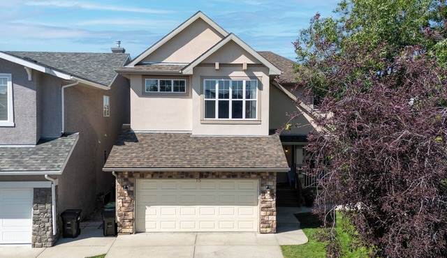 Luxury Home, 5 BR, 10 Beds, Crib, Sleeps 12, Office room, Play room, 12m to YYC. in Calgary
