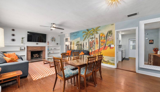 Midcentury Marvel 5-bedroom pool house – walk to UF Stadium & Campus in Gainesville