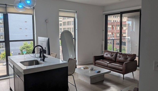 MODERN 1bedroom apartment in Cincinnati with WiFi, fitness room and a pool! in Cincinnati