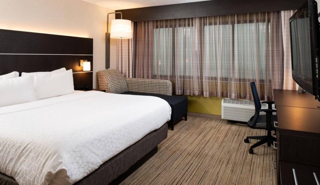 Modern Guest Room w/Spacious Layout + Relaxing Bathtub for a Comfortable Stay in Cincinnati