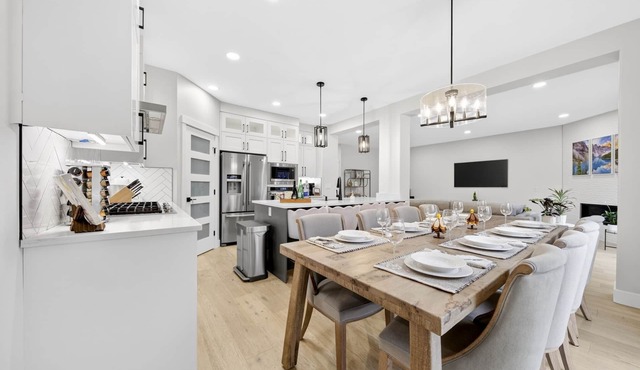 Modern Luxury 6BR Home Sleeps12 12 mins Airport in Calgary