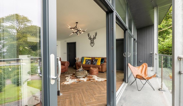 Modern, open plan property outside Exeter, panoramic sea and estuary views. in Exeter