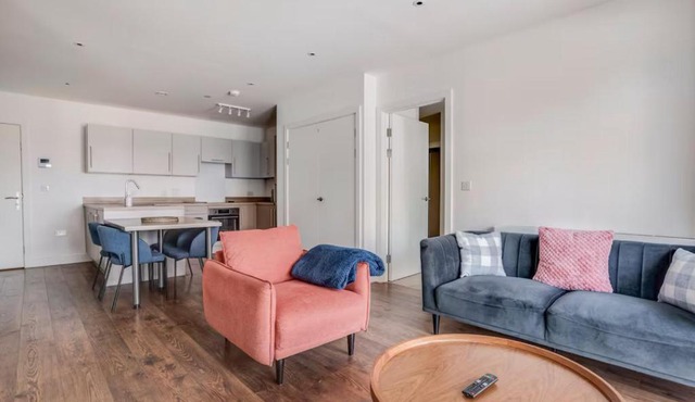 Modern, Spacious 2bed, 2bath apartment in Barking in Barking