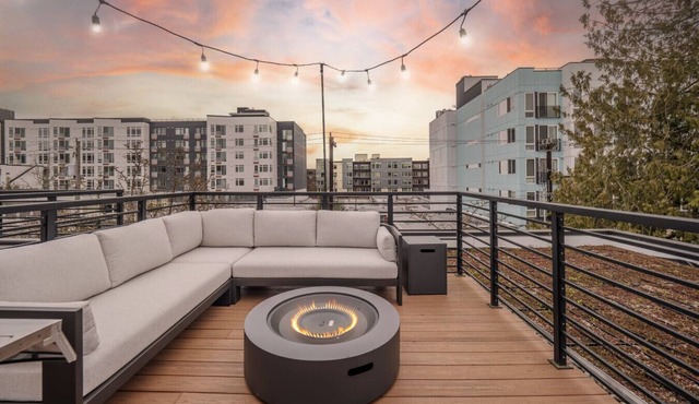 Modern Townhome w/Rooftop Deck, Walk to Greenlake in Seattle