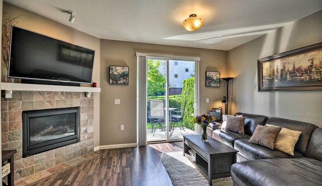 Modern Vancouver Townhome - Right on Main St! in Vancouver