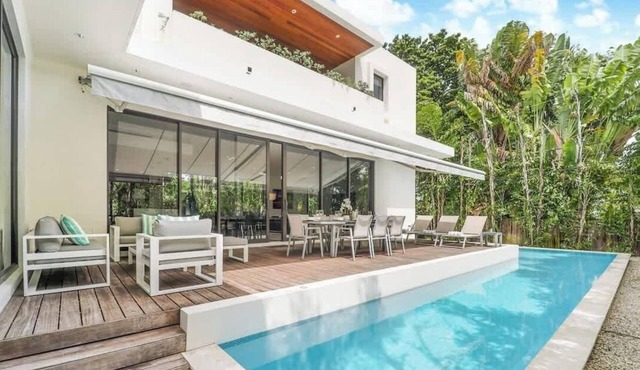 Modern Villa heated Pool gated Island in North Bay Village