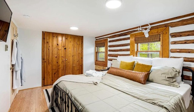 Modernized Log Cabin with Hot Tub, Fire Pit and Amazing Views Just Minutes from the Cacapon Mountains in Berkeley Springs, WV in Berkeley Springs