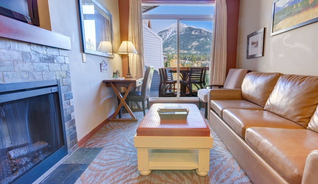 MOUNTAIN VIEWS, HOT TUB & HEATED POOL:1 Bed 1 Bath in Canmore