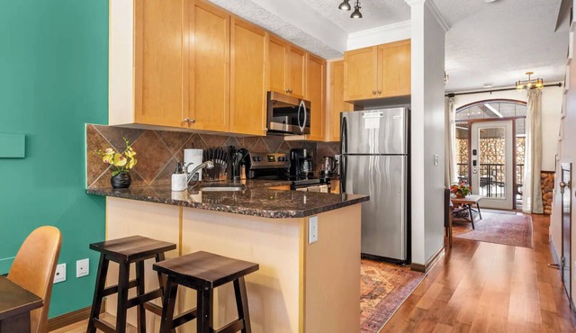 MS135- Sleep 8, 2BD, 2BT, Pool, Hot Tub, Coin Laundry, Parking Canmore Townhome in Canmore