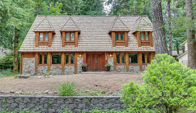Mt. Hood Alpine Chalet w/hot tub, kid & dog friendly in Rhododendron
