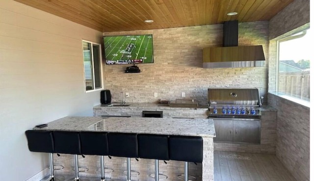 Mt Hood Luxury Home with Hot tub Game room & More in Gresham